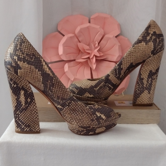 BCBGMAXAZRIA Dahlia Leather Heels. Size 7.5B - Picture 1 of 8